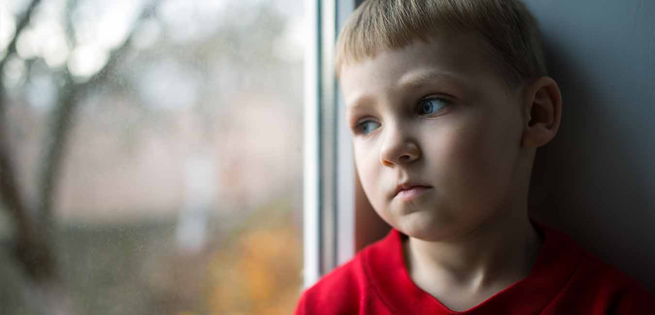Ulighed - stop den stigende ulighed, barn der kigger ud ad vinduet
