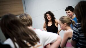 Gymnastiklærer instruerer elever. Danmarks Lærerforening er medlem af Fagbevægelsens Hovedorganisation