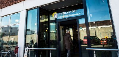 Beskæftigelse og ledighed på arbejdsmarkedet. Mand går ind i Jobcenter