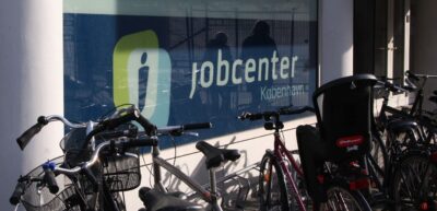 Uden for et jobcenter med mange cykler