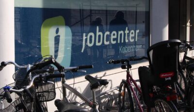 Uden for et jobcenter med mange cykler