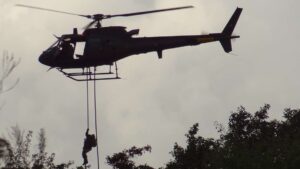 Soldat_bliver_hejst_ned_fra_helikopter