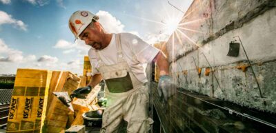 Murer i gang med at mure op