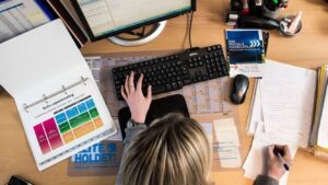 Socialrådgiver arbejder på sagsopfølgning på sit kontor. Fagbevægelsens Hovedorganisation