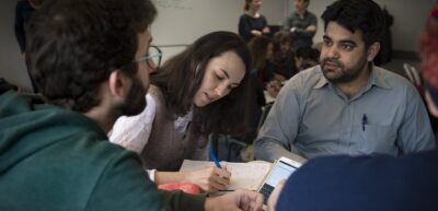 Integration sprogskole flere unge mennesker sidder sammen