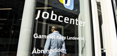 Mand i lyseblå skjorte på vej ud fra jobcenter, Køge Landevej