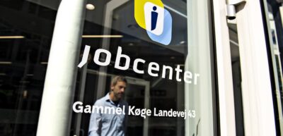 Mand i lyseblå skjorte på ind til jobcenter, Køge Landevej