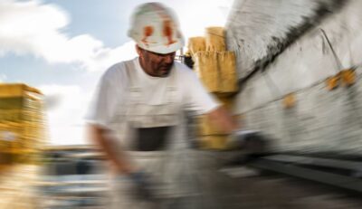 Murer på tag i uskarpe omgivelser
