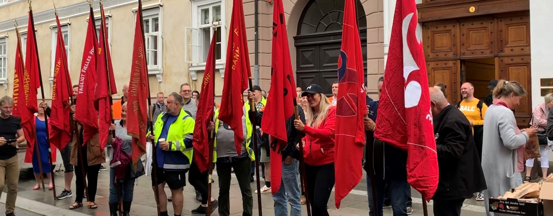 Medlemmer af 3F med røde faner foran Arbejdsretten i København på dagen, hvor Jensens Bøfhus-sagen blev ført
