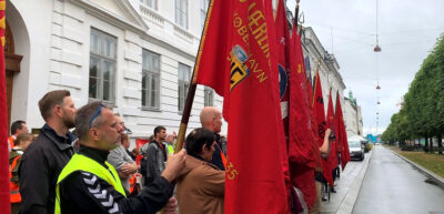 Medlemmer af 3F med røde faner foran Arbejdsretten i København på dagen, hvor Jensens Bøfhus-sagen blev ført