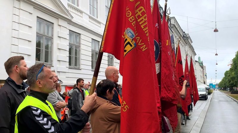 Medlemmer af 3F med røde faner foran Arbejdsretten i København på dagen, hvor Jensens Bøfhus-sagen blev ført