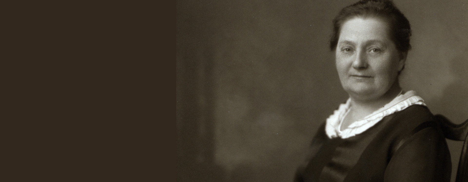 Fagbevægelsens Historie: Marie Christensen var en fremtrædende figur i kampen for tjenestepigernes rettigheder – kampen ”for at løsne Danmarks slavinders lænker”, som hun selv formulerede det. Hun cementerede sin betydning, da hun i 1904 stiftede De Samvirkende Tjenestepigeforeninger