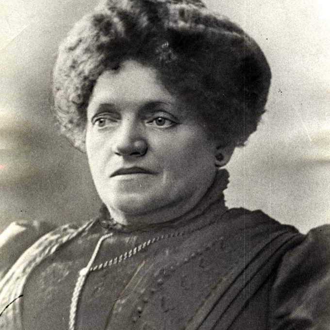 Olivia Nielsen: Hendes mangeårige fagpolitiske indsats med at organisere de kvindelige arbejdere kulminerede i 1901, hvor Kvindeligt Arbejderforbund i Danmark (KAD) blev dannet. Olivia Nielsen blev enstemmigt valgt som formand ved den stiftende generalforsamling