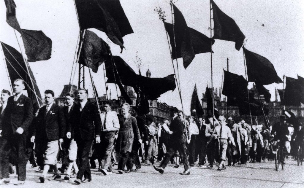 Fagbevægelsens Historie: 1. maj demonstration passerer Dronning Louises bro i 1933