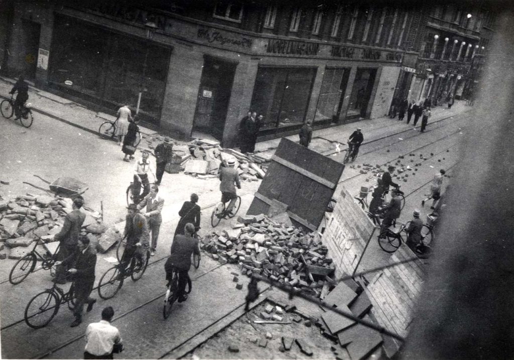 Fagbevægelsens Historie: Blokade i krydset mellem Blågaardsgade og Baggesensgade under Folkestrejken i 1944