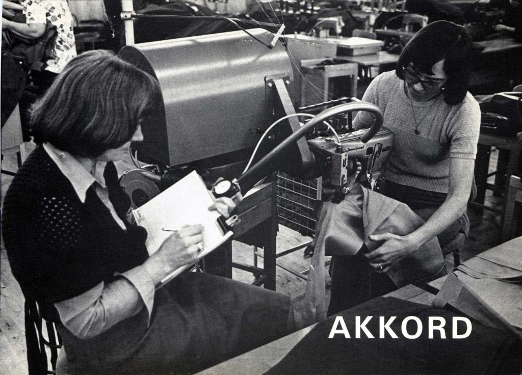 Fagbevægelsens Historie: Tidstagning i tekstilindustrien med stopur i 1977.