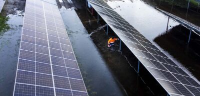 Lønmodtagerne skal være i centrum for den grønne omstilling. Her faglært arbejdskraft i sving på Rødby Solcelleanlæg