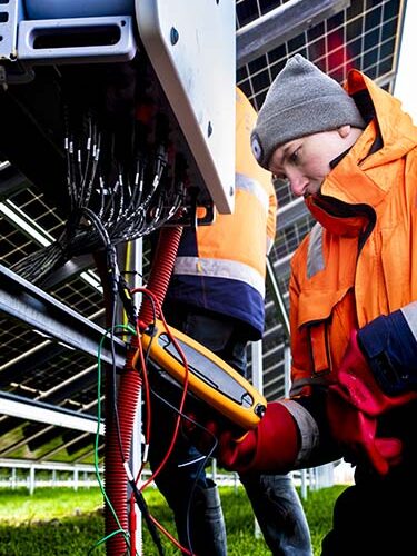 For en måned siden blev Storstrømsbroen mellem Sjælland og Lolland-Falster lukket for al togtrafik, da Banedanmark fandt en 25 centimeter lang revne i et af brofagene. Siden er yderligere ti revner fundet. I dag færdiggøres forstærkningerne, så broen efter weekenden kan åbnes for lette tog. Under broen hænger et stillads, hvor arbejdsmænd laver forstærkninger.