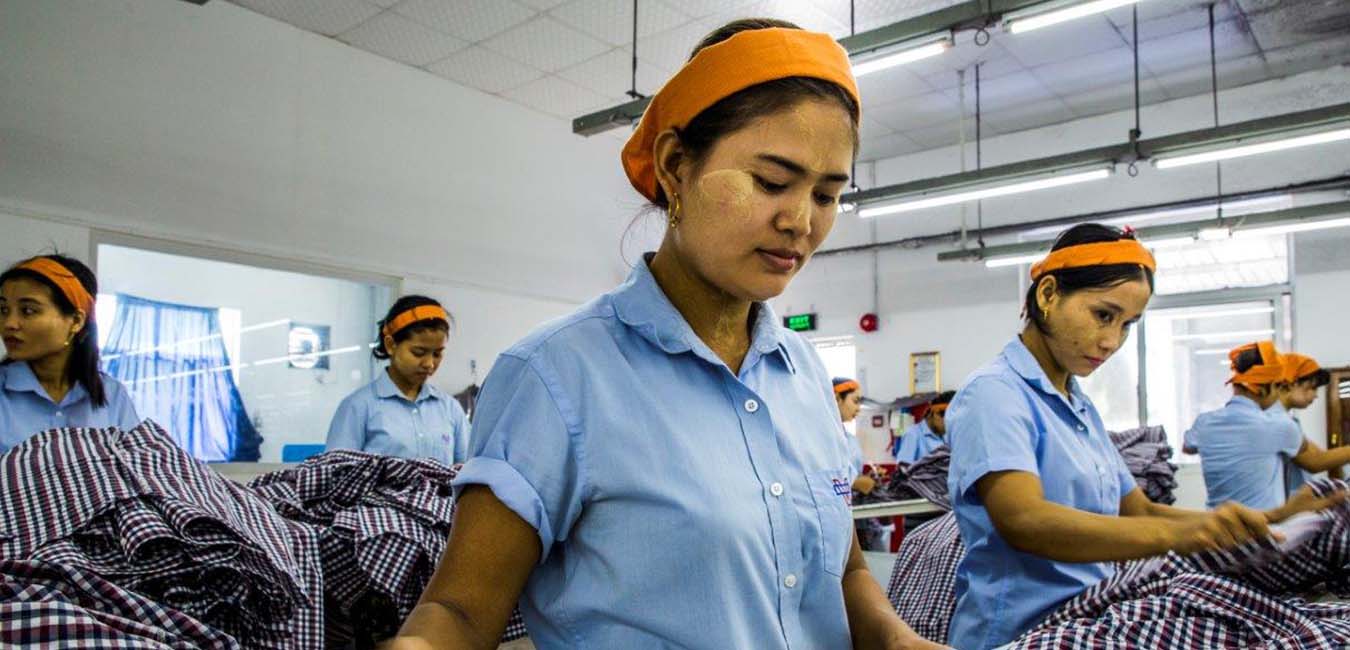 Hvis arbejderne truer med strejker, kan fabrikkens ledelse finde på at ringe efter bevæbnede soldater, som får arbejderne til at makke ret. De fleste tekstilfabrikker ligger i såkaldte industrizoner, som er under permanent krigsret. Arbejderne er ofte unge kvinder fra landet, som bor i barakker i zonerne.