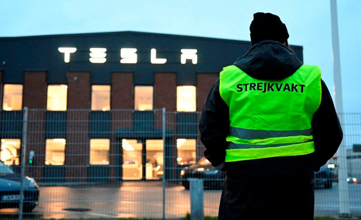 Flere nordiske pensionsselskaber intensiverer nu deres pres på den store bilproducent Tesla.