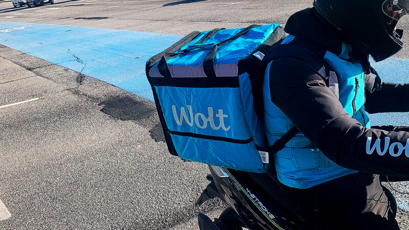 Wolt-bud leverer varer på scooter på Gammel Køge Landevej
