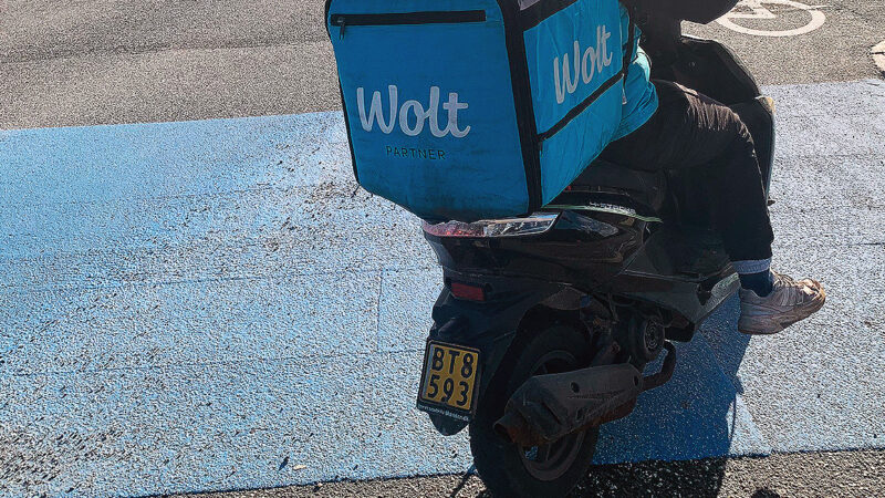 Wolt-bud leverer varer på scooter på Gammel Køge Landevej