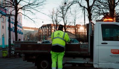 Pension: Nicolai elsker sit arbejde som gadefejer – men kan ikke se sig selv arbejde til han er 73 år