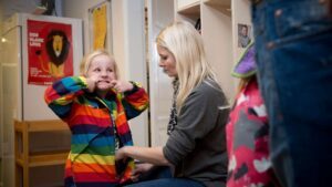 Særligt praksisnære uddannelser som pædagog, social- og sundhedsassistent og detailuddannelser fungerer som effektive løftestænger væk fra bunden af samfundet