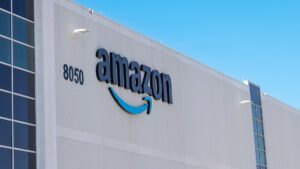 Amazon_colorbox En af de helt store udfordringer ifølge de fremmødte er den konstante overvågning og de evigt voksende krav fra Amazons algoritmer. Arbejdets tempo og rytme styres digitalt, og præstationer måles i realtid – minut for minut.