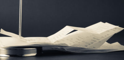 Det var en overreaktion, at en erfaren socialpædagog mistede jobbet, da han ikke kunne finde en kuvert med kvitteringer, fastslår Afskedigelsesnævnet.