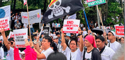 Søndag den 21. september gik tusinder af mennesker på gaden i Filippinernes hovedstad Manila. De demonstrerede deres utilfredshed med en gigantisk korruptionsskandale, som bogstaveligt talt har oversvømmet det sydøstasiatiske land. 72 blev anholdt til marchen i Manilas gader, heraf 20 mindre-årige.