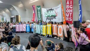 Der mangler også global støtte til lønmodtagere og lokalsamfund, der står midt i omstillingen, og en klar plan for at lukke kløften mellem nationale klimamål og Paris-aftalens ambitioner.