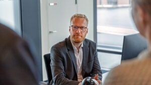 Morten Skov: Jeg har igennem mit liv mødt mange stærke mænd, som netop i fællesskabet finder styrke. Hvor tavshed ikke betyder, at man er ligeglad, men at man viser omsorg gennem handling