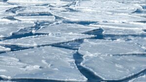 Winter nature background with blocks of ice on frozen blue Sea Fagbevægelsen har foreslået en isbryder mod den voksende ulighed
